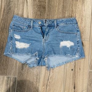 Hollister size 7 low rise boyfriend shorts 3in